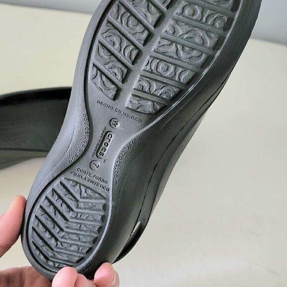 Crocs women's size 7 black - Picture 6 of 7